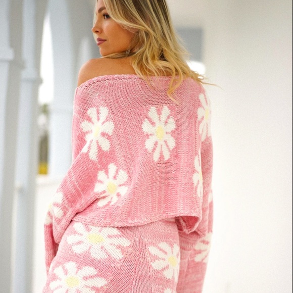 ✨ON SALE✨In Bloom Pink Daisy Print Sweater - Picture 8 of 11